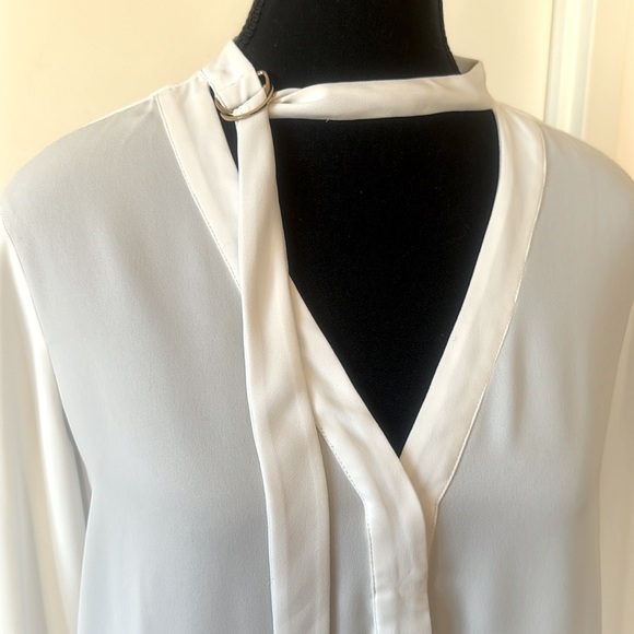 💕Marciano White D Ring Peekaboo Neckline Long Sleeve Blouse M EUC - Picture 2 of 8